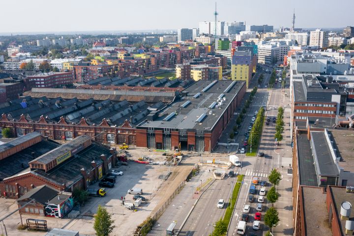 Ilmakuva Konepajan sähköjunahallista kohti Pasilaa.