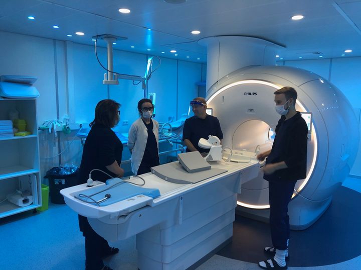 Kuvassa vasemmalta: käyttökouluttaja Susanne Ribbelin Philipsilta sekä Tyksin röntgenhoitajat Annika Vilhonen, Jouni Nyroos ja Simo Rantanen Philips Ingenia Ambition 1.5T:n käyttöönottotilaisuudessa 1.12.2020.