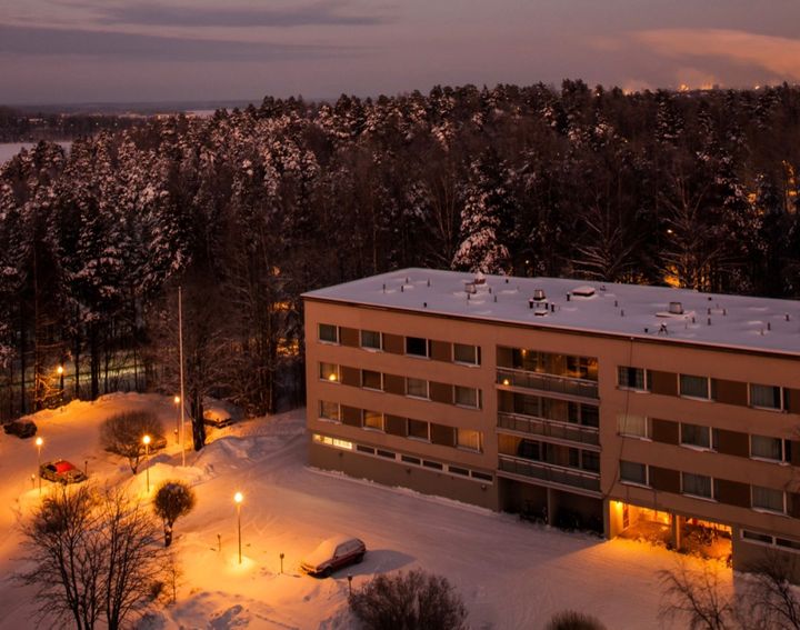 - Suuri lämmönhukka syntyy, kun lämmin poistoilma rakennuksesta päästetään harakoille, eikä sitä oteta talteen, sanoo Ari Järvinen Osakeyhtiö lamit.fi:n toimitusjohtaja.