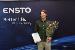 Aalto-yliopistosta diplomi-insinööriksi valmistunut Alvar Lehtonen sai SKT:n 2000 euron sähköisen talotekniikan yliopistostipendin, joka maksettiin Ensto Oy:n ja Schneider Electric Finland Oy:n nimikkorahastosta. Kuva Jenni Niemelä/Ensto Oy