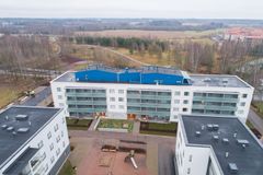 Asunnoista aukeaa kauniit näkymät viereiseen puistoon tai pihapiiriin. Vieressä on myös koirapuisto ja kaupunkipyöräparkki. Katolla, viidennessä kerroksessa, on asukkaiden käytössä saunaosasto, kerhotila ja kattoterassi.
Kuva: Rasmus Pedassaar
