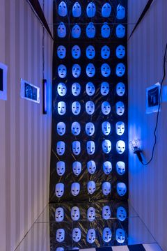 Omenapuutalo. Näyttelykuva: Yehia Eweis / Helsingin kaupunginmuseo