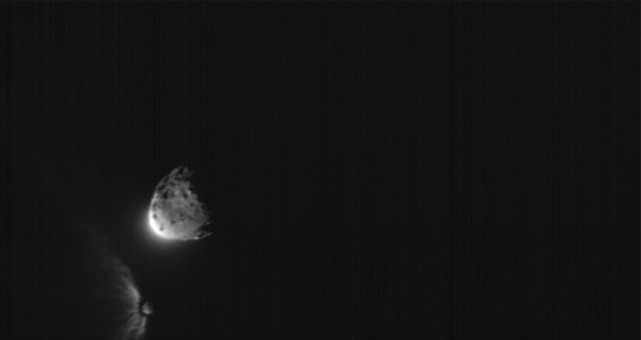 Italian avaruusjärjestön LICIACube-satelliitti otti tämän lähikuvan 26. syyskuuta 2022 noin 50 kilometrin etäisyydeltä hetki sen jälkeen, kun DART oli törmännyt Dimorphokseen. Suurempi Didymos näkyy oikealla ylhäällä ja pienempi Dimorphos vasemmalla alhaalla, ja siinä näkyy selvästi sinkoutuneen aineen leviävä verho. Credit: ASI/NASA