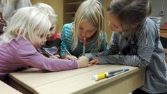 Toiseksi kilpailussa sijoittui Korhosen ÄrdeBärdet Sievin 4H-yhdistyksestä.
Sievin kerholaiset veivät hyvää mieltä omatekoisella kortilla yhdelle, koulun kautta tärkeäksi ja läheiseksi tulleelle henkilölle. Kekseliäs kuvapari tuo esiin hyvän teon itse teossa. Kuva 1: Korhosen ÄrdeBärdet.