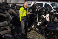 Kalevi Laine on nähnyt, kuinka turvavyöpakko ja autojen parantunut turvatekniikka ovat vähentäneet liikennekuolemia. Kuva: Sami Peltoniemi.