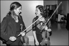 Dokumenttiprojekti Tampere III, Soiva elämä – Tampere Filharmonia: María García Escudero (vas.), I-viulu ja Tatevik Ayazyan, I-viulu, Tampere-talo 18.11.2022. Kuva: Jari Arffman