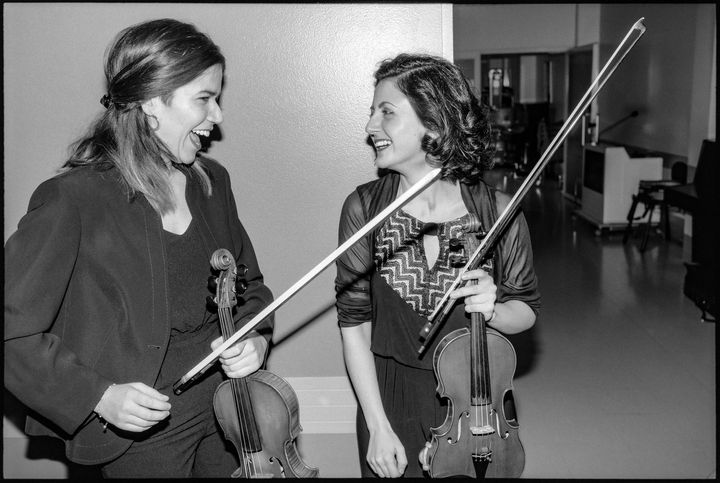 Dokumenttiprojekti Tampere III, Soiva elämä – Tampere Filharmonia: María García Escudero (vas.), I-viulu ja Tatevik Ayazyan, I-viulu, Tampere-talo 18.11.2022. Kuva: Jari Arffman