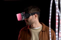 VR-lasien avulla uhkaavan tilanteen voi kokea toisen ihmisen silmin. Tutkimusprojektin tavoitteena on vähentää parisuhdeväkivaltaa kehittämällä virtuaalitodellisuuteen perustuvia kustannustehokkaita ehkäisemis- ja kuntoutusmenetelmiä.
