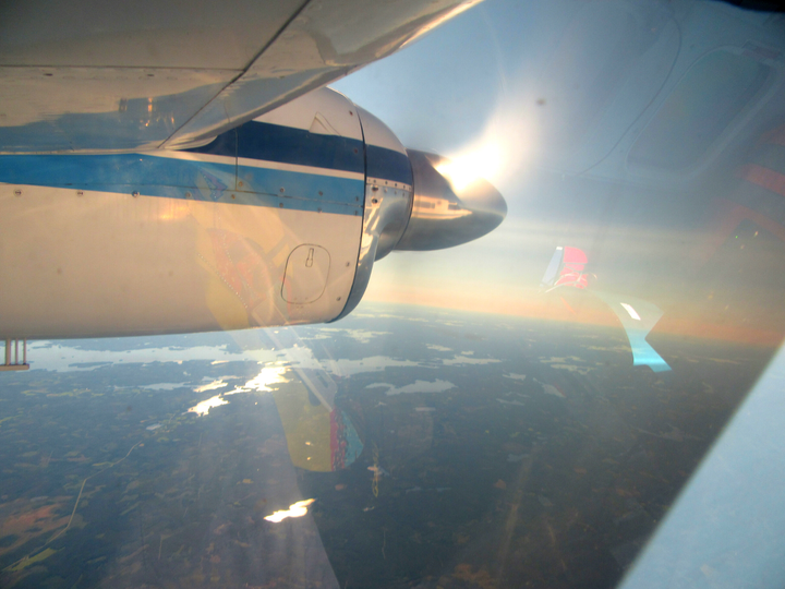 Näkymä Maanmittauslaitoksen kuvauslentokoneen ikkunasta. Kuva: Maanmittauslaitos.