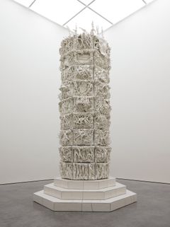 Rachel Kneebone: 299 Days / 399 päivää, 2012–2013, posliini j a pehmeä teräs, 540 x 287 x 283 cm