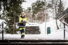 Staran kaupunkitekniikan ylläpidon työntekijä Niina Loijas hiekoittaa portaita. Kuva: Aki Rask