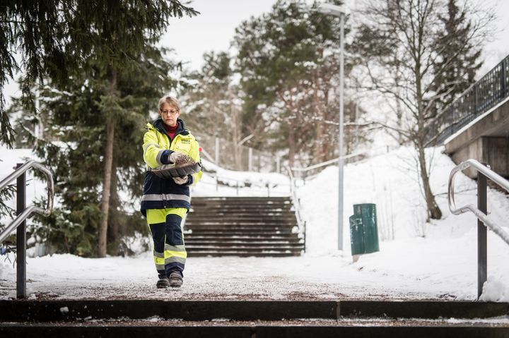 Staran kaupunkitekniikan ylläpidon työntekijä Niina Loijas hiekoittaa portaita. Kuva: Aki Rask