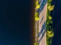 Kesäinen Saimaa tarjoaa ainutlaatuisine maisemineen  poikkeuksellisen hienon, keskiyön auringon sävyttämän pyöräilykokemuksen. Kuva: Mikko Nikkinen