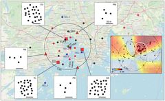 Kartta seismisestä asemaverkosta Otaniemen Geotermisen voimalan ympäristössä. Punaiset, siniset ja mustat symbolit ovat erityyppisiä asemia. Kuusi pienempää lisäkarttaa (EV, PM, RS, TL, PK, ja SS) näyttävät seismisten monipiste-asemien kokoonpanon. Oikeanpuoleinen lisäkartta esittää suurimman, magnitudin 1.8, maanjäristyksen aiheuttaman tärinän alueellisen jakauman. Mustat pisteet ovat asukkaiden havaintoilmoituksia.  Munkkivuori ympäristöineen on korostettu valkoisella ellipsillä. Lähde: Hillers et al., 2020.