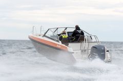 I Magnum E nyttjas Buster Cabins skrov som har konstaterats vara en lyckad lösning. Akterns djupa V-vinkel, fören som skär genom vattnet och den låga tyngdpunkten ger skrovet köregenskaper och vågbeteende av toppklass och smidig driftåkning. Tack vare den måttliga totalvikten och den mycket gynnsamma längsgående tyngdpunkten kommer skrovets sportiga sida lätt fram. Båten är trots det stabil vid bryggan och mjuk i körningen. Skrovet har effektiv ljuddämpning, så ljuden från körningen förblir behagligt låga.