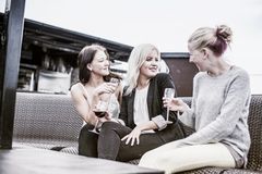 HSF:n terassi on kesäisin vilkas ja suosittu kohtaamispaikka. Kuva: Mikaela Löfroth
