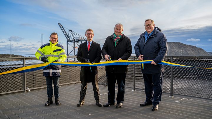 Kuvassa vasemmalta oikealle Thomas Andersson, Stockholms Hamnar -yhtiön toimitusjohtaja, Kristoffer Tamsons (M), Region Stockholmin liikennevaltuutettu, Harry Bouveng (M), Nynäshamnin kunnanhallituksen puheenjohtaja ja Johan Edelman, Stena Linen Trade Director Baltic Sea North -alueella.