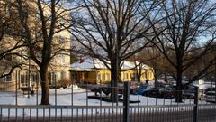 Kuva: Taideteos Painottomuus Auroran sairaalan alueella. Sari Korolainen.
