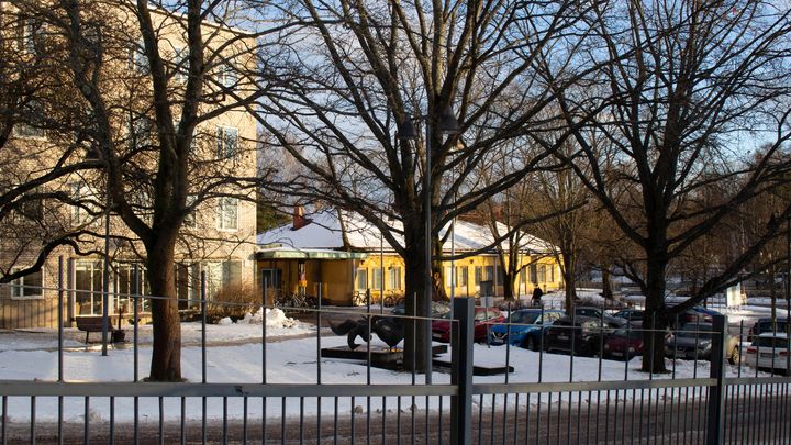 Kuva: Taideteos Painottomuus Auroran sairaalan alueella. Sari Korolainen.