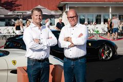 "Toni Vilanderin myötä saamme joukkoomme myös palan Ferrarin perhettä ja suoran linjan tehtaan pääkonttoriin Maranelloon, mikä on luonnollisesti merkittävä etu paitsi meille, myös asiakkaillemme”, kertoo Luxury Collection -autotalon johtaja Esa Schroderus (oik.) ja jatkaa: ”Laajennamme toimintamme tällä viikolla myös Viroon, jossa avaamme elokuussa Luxury Collection -showroomin Tallinnaan.” Kuvassa vasemmalla autoliikkeen perustajaosakas ja toimitusjohtaja Miika Toivonen.