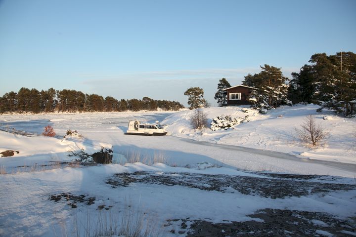 Ilmatyynyaluksen ansiosta tutkijat voivat selvittää, mitä Itämeressä tapahtuu talviaikaan. Kuva: Castello Hovercrafts