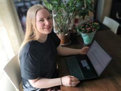 Katja Ahonen urakoi itsensä yliopiston tietotekniikka-linjalle ja kohti ohjelmistoalaa lastenhoidon ohessa suorittamillaan opinnoilla.