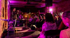 Konserttiyleisöä We Jazzin järjestämällä Odysseus-festivaalilla Helsingin edustalla Lonnan saarella heinäkuussa 2022. Festivaali sai Elmu Säätiöltä viime vuonna apurahaa. Kuva: Minna Hatinen.