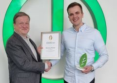 Schneider Electricin kumppanimyynnin myyntijohtaja Timo Peltola onnitteli Enerz Groupin toimitusjohtaja Rene Zidbeckiä palkinnon johdosta.