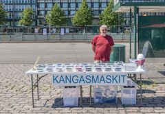 Kangasmaskien myyjä Helsingissä. Kuva on osa korona-ajan nykydokumentointia vuonna 2020. Kuva: Sakari Kiuru, Museovirasto