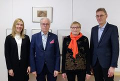 Kiitokori Oy:n uusi hallitus ja toimitusjohtaja yhteiskuvassa 27. lokakuuta pidetyn ensimmäisen kokouksen jälkeen. Vasemmalta: Sini Järvi, hallituksen puheenjohtaja Antero Sirkka ja Marita Pulkkinen sekä toimitusjohtaja Peter Sandin.