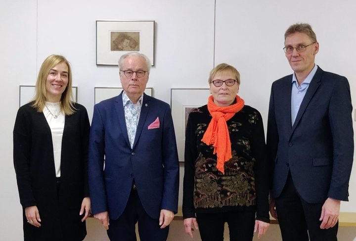 Kiitokori Oy:n uusi hallitus ja toimitusjohtaja yhteiskuvassa 27. lokakuuta pidetyn ensimmäisen kokouksen jälkeen. Vasemmalta: Sini Järvi, hallituksen puheenjohtaja Antero Sirkka ja Marita Pulkkinen sekä toimitusjohtaja Peter Sandin.