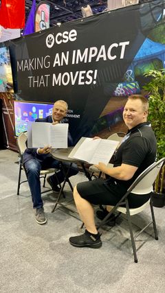 IAAPA Expo-messutapahtumassa yhteistyösopimusta allekirjoittamassa Veli-Matti Nurkkala, toimitusjohtaja, CSE ja Shawn Hassel, toimitusjohtaja, Sky Zone. Kuva: CSE Entertainment / Kaisa Ottavainen-Nurkkala