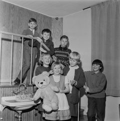 Näyttelystä Markus-sedästä Binna Bánnaan:
Nallekerhon kokous 1965
(sisältyi ohjelmaan Pinterin pihassa).
Takana Kari Kuosmanen, Antero Alku ja Matti Pellonpää,
edessä vas. Terttu Hirvonen,
keskellä Katarina Nyblom ja oikealla Kalle Ranta-aho.
Kuva Ruth Träskman