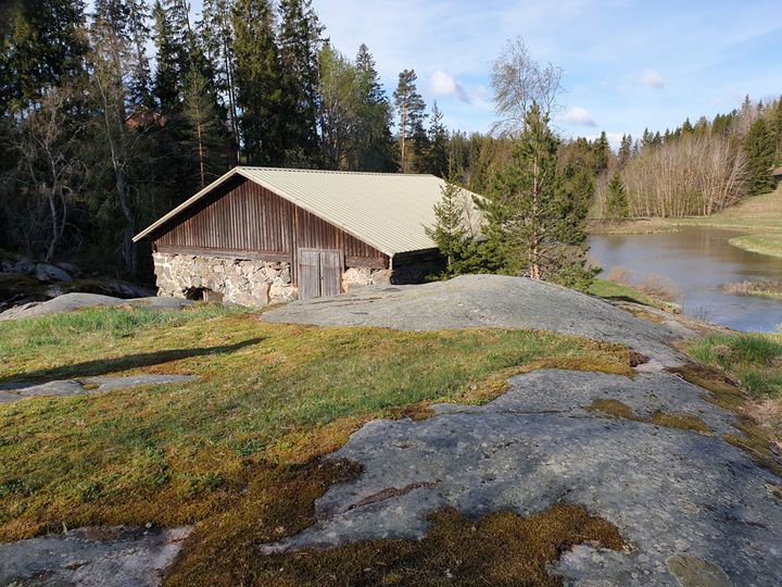 Lieto Kärpijoki. Myllyrakennus vuodelta 1815. Kuvassa näkyvässä kalliossa vanhin hakkaus on vuodelta 1633. Kuva: Teija Tiitinen, Museovirasto.