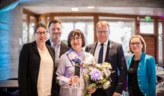 Aalto University professor Rebecca Piekkari was selected as the 2022 Espoo Ambassador on December 2, 2022. Pictured from the left: Aalto University Provost Kristiina Mäkelä, Director, Conventions & Tourism Miikka Valo from Visit Espoo, Espoo Ambassador Rebecca Piekkari, Espoo Mayor Jukka Mäkelä and Enter Espoo Oy CEO Jaana Tuomi. Photo: Mikko Lehtonen