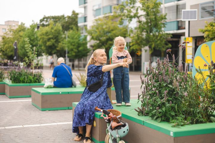 Helsinki on kehittänyt muotoilun avulla muun muassa viihtyisämpiä kaupunkitiloja. Kuva Malmin kesän 2022 kokeiluista. Lähde: RaivioBumann, kuvaaja: Vesa Laitinen.
