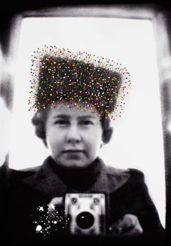 Ulla Jokisalo, Päähänpistoja / Sudden Ideas, 2010
pigmenttivedos ja nuppineulat
archival pigment print and pins
61 x 44 cm kehyksineen / with frame
