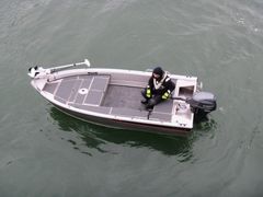 Buster S -kalastusvarustepakettiin kuuluvat vapalaatikko, kalastusistuimella varustettu heittotaso sekä keulamoottoriteline.