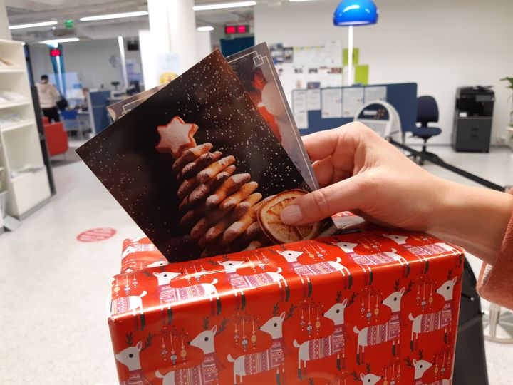 Korten tas emot under kampanjen 8.11–7.12.2021 på stadens sex servicepunkter: Alberga, Esbo centrum, Esboviken, Hagalund, Kalajärvi och Mattby. (Foto: Esbo stad / Hanna Kautto)