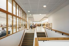 Toisessa kerroksessa näkyy parhaiten Alvar Aallon suunnittelun kauniit ominaispiirteet. Kuva: Aalto-yliopisto/Tuomas Uusheimo