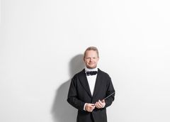 Jaakko Kuusisto säveltää Arto Norakselle Sellokonserton Naantalin Musiikkijuhlien 40-vuotisjuhlavuoden kunniaksi. Kuva: