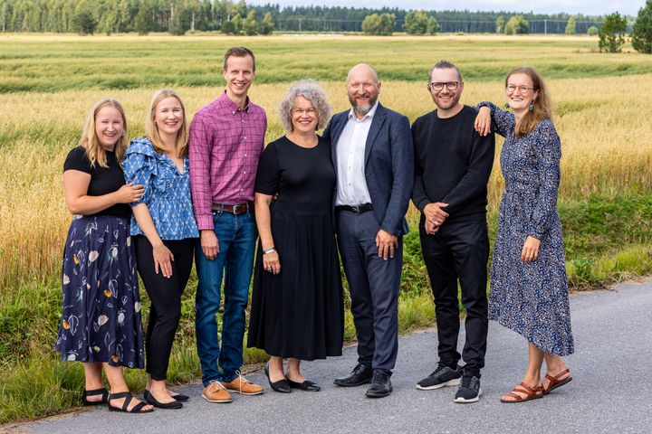 Finn Springin uudet omistajat 2023. Kuvassa vasemmalta: Siiri Niemelä, Enni Hopeavuori, Elias Ali-Haapala, Virpi Ali-Haapala, Hannu Ali-Haapala, Aleksi Ali-Haapala ja Iida Nylander.