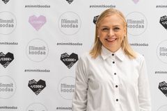 Kansanedustaja Elina Valtonen vaatii Mimmit Koodaa -suurtapahtumassa, että julkiset IT-projektit avataan työuraansa aloittaville koodareille. Kuva: Ohjelmisto- ja e-business ry, Mikke Pöyhönen.