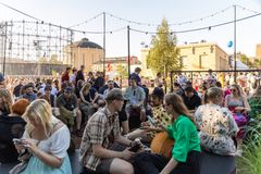Helsinki täyttyi kesällä 2023 monipuolisista tapahtumista. Kuvassa juhlitaan Flow Festivalia. Kuva: Skyproduktion Oy