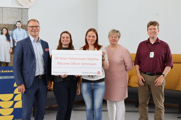 På bilden (från vänster) Mellersta Österbottens Andelsbanks verkställande direktör Jyrki Rantala, Welcome Office servicerådgivare Anastasiia Chuklai, invandringskoordinator Marianne Leimio-Seppä, stadsdirektör Stina Mattila och bildningsdirektör Terho Taarna.