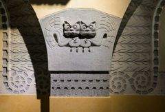 Detalj i Jugendsalen. Två ansedda arkitekter planerade en ståtlig banksal i jugendstil på innergården
till huset som byggdes i början av 1800-talet. Jordnära färger samt dekorationer
med växt- och djurtema på de bastanta pelarna och i takvalven skapar en imponerande sagolik stämning i salen som numera fungerar som café. Bild: Yehia Eweis.
