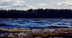 Vedenpinnat ovat korkealla ja virtaamat suuria. Rannoilla olevien veneiden, laitureiden sekä muiden rakenteiden kiinnitykset on syytä tarkistaa. Kuvituskuva: Kainuun ELY-keskus.