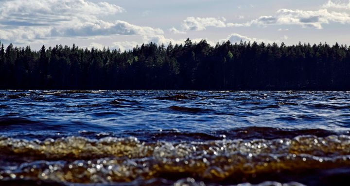 Vedenpinnat ovat korkealla ja virtaamat suuria. Rannoilla olevien veneiden, laitureiden sekä muiden rakenteiden kiinnitykset on syytä tarkistaa. Kuvituskuva: Kainuun ELY-keskus.