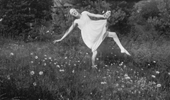 Dans 01. Den unga Marta Bröyer dansar på en blommande äng i Pälkäne, som under årtionden var hennes älskade sommarställe. Bild: Helsingfors stadsmuseum.