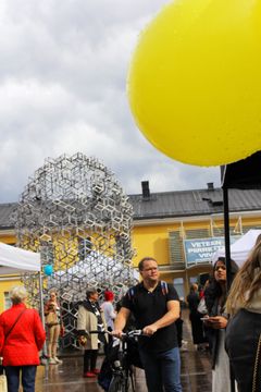 Yrittäjän patsas pystytettiin vuonna 2006 Helsingin Narinkkatorille. Kuva: TAT / Nina Pihlas